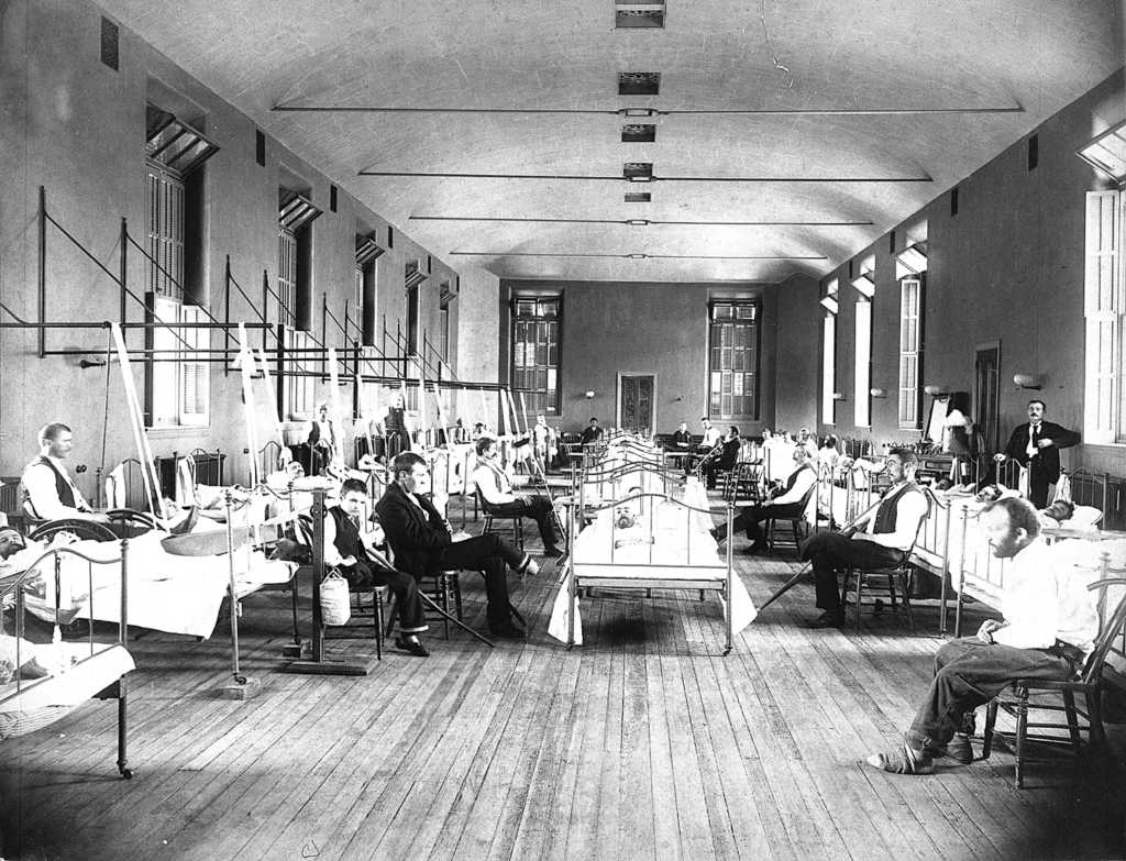 A crowded ward in the Welch miners hospital.